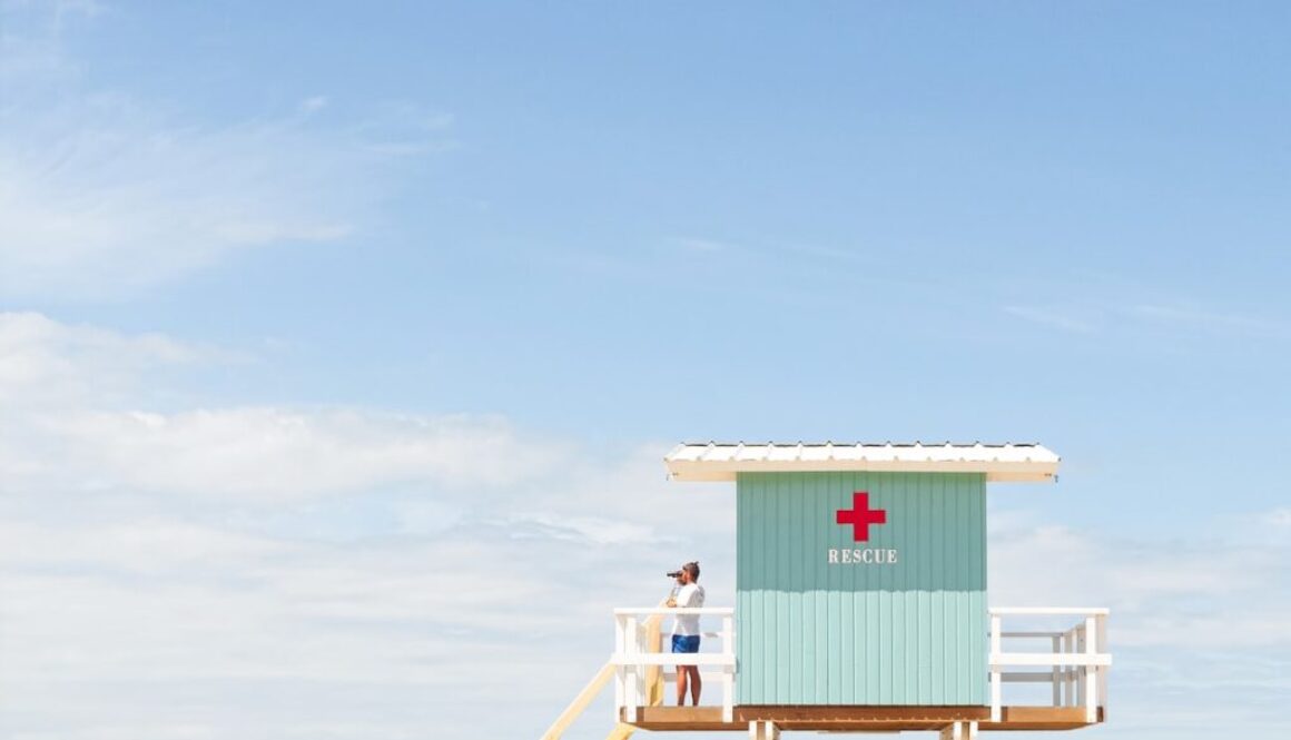 Bezpieczeństwo na lotnisku - co można wnieść do samolotu i jak przejść kontrolę